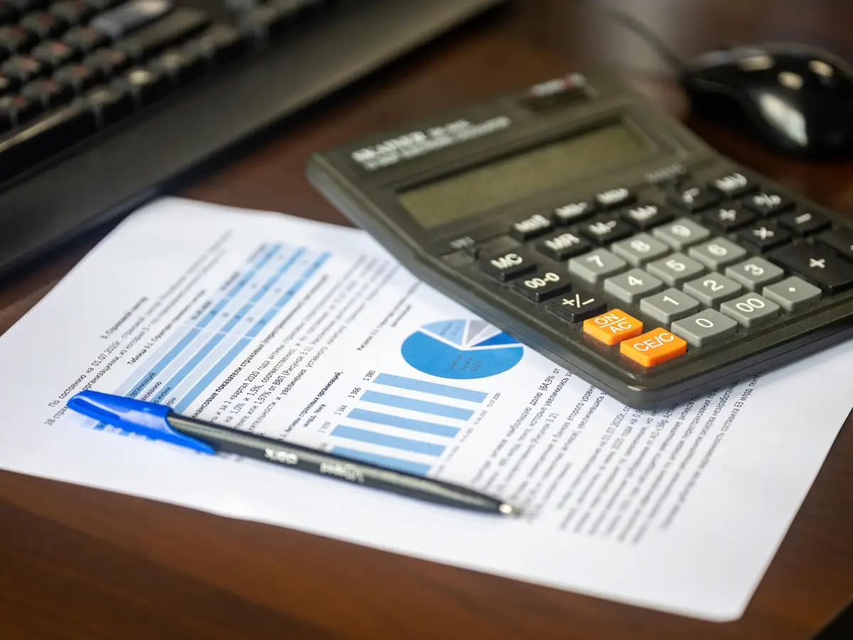Hesap makinesi ve finansal belgeler